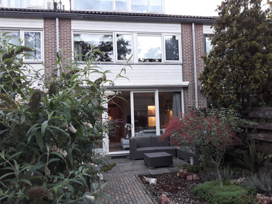 Buitenwens-Tuinontwerp-Heemskerk-Kleine-Stads-Tuin-Castricum-met-veranda-van-glas-Voor