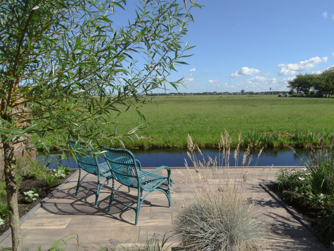 Buitenwens-Tuinontwerp-Heemskerk-Moderne-Tuin-knotwilg,-grassen-aan-het-water-Na