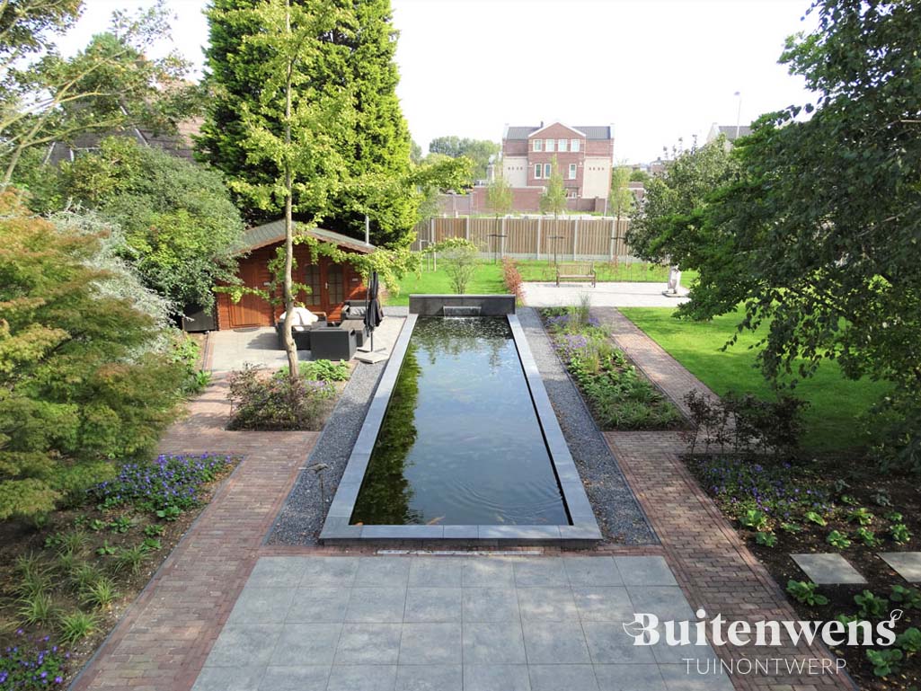 Grote tuin met strakke vijver en waterval Buitenwens Heemskerk Tuinontwerp