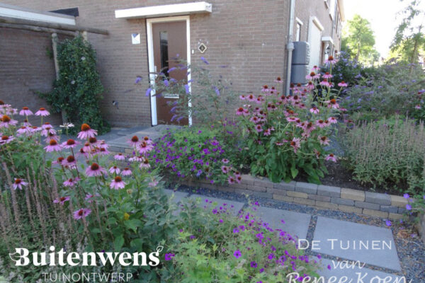 Buitenwens-Tuinontwerp-Heemskerk-Metamorfose-Bloeiende-voortuin