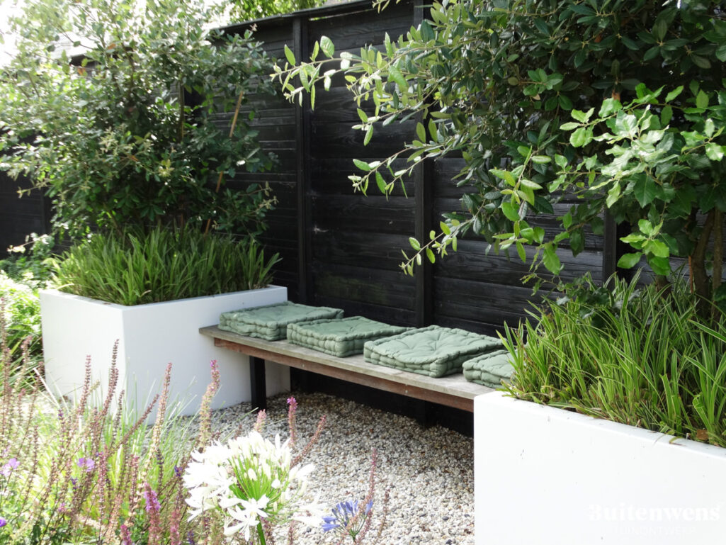 Buitenwens Tuinontwerp Heemkserk Moderne Leeftuin Heiloo Witte Plantenbakken met bankje ertussen