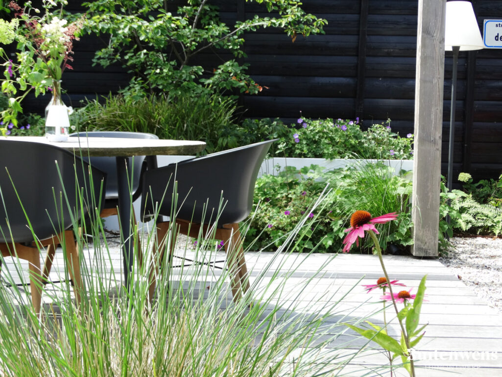 Buitenwens Tuinontwerp Heemkserk Moderne Leeftuin Heiloo met Ronde Tafel en Kuipstoelen