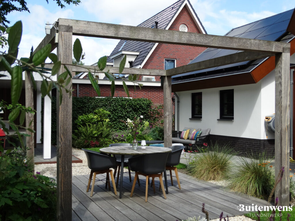 Buitenwens Tuinontwerp Heemkserk Moderne Leeftuin Heiloo met Stoere Pergola.