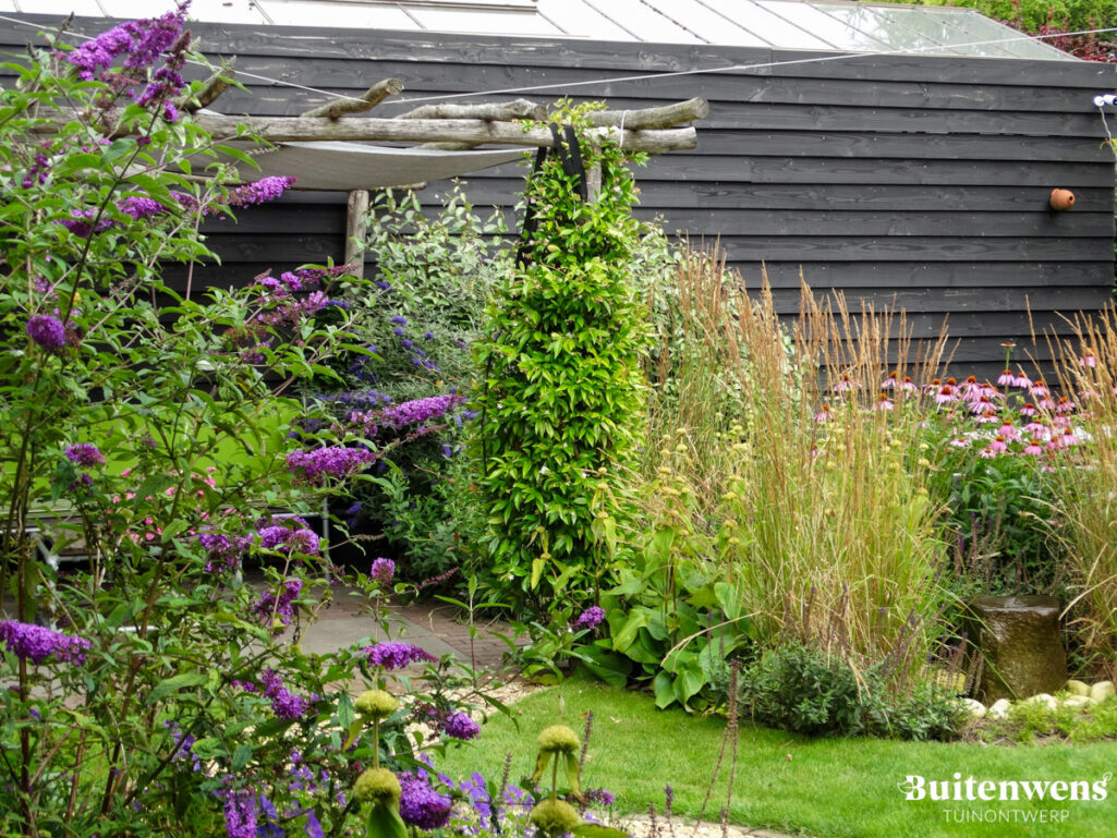 Buitenwens Tuinontwerp Heemskerk Landelijke tuin Heemskerk met Pergola van kastanjehout
