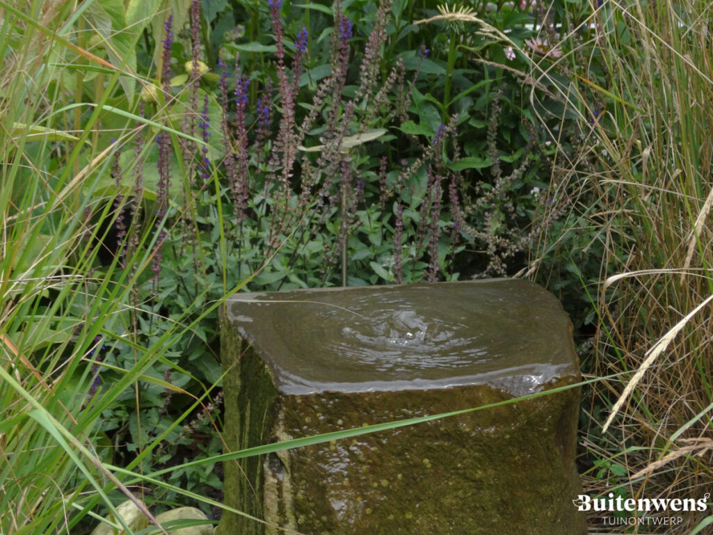 Buitenwens Tuinontwerp Heemskerk Landelijke tuin Heemskerk met watersteen